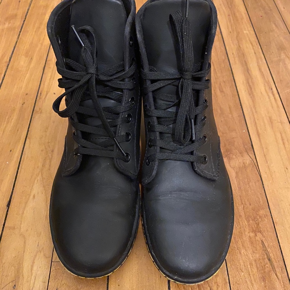 BARELY WORN- DR Martens Shoreditch Leather Boots